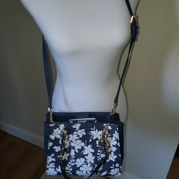 Bundled sale Michael kors purse and wallet - Picture 3 of 15